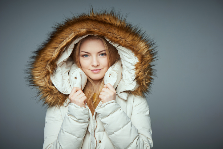 Antitrend zimske jakne: Ovi modeli više nisu moderni; devojka u zimskoj jakni koja više nije u trendu