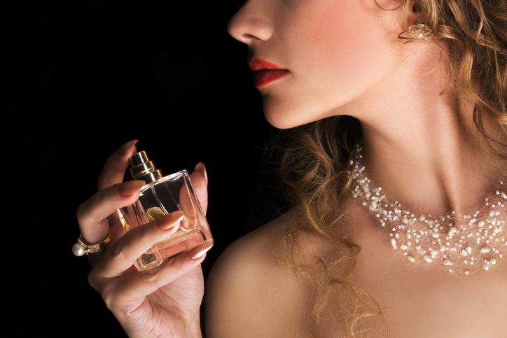 Parfemi koji mirišu na tihi luksuz a nisu preskupi; žena uživa u luksuznom parfemu