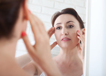 Kako ukloniti bore sa čela i kako ih sprečiti; žena 50 + koja ima lepo zategnuto lice