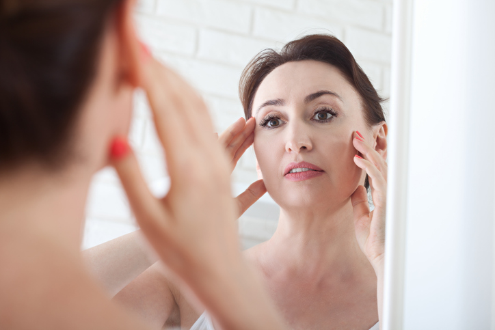Kako ukloniti bore sa čela i kako ih sprečiti; žena 50 + koja ima lepo zategnuto lice