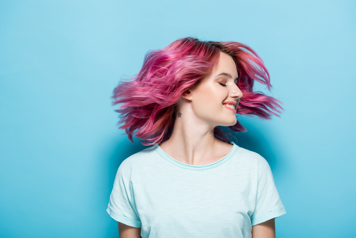 Antitrendovi 2024: 4 boje kose koje izlaze iz mode; devojka s pink kosom koja izlazi iz mode
