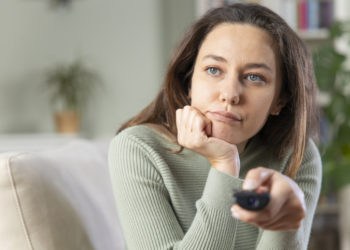 Stvari zbog kojih brže starite - odmah ih izbacite iz svog doma; žena gleda TV (a to je jedna od stvari koja ubrzava starenje)