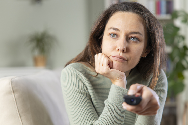 Stvari zbog kojih brže starite - odmah ih izbacite iz svog doma; žena gleda TV (a to je jedna od stvari koja ubrzava starenje)