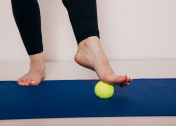 Kotrljanje teniske loptice stopalima: Uklanja bol i napetost
