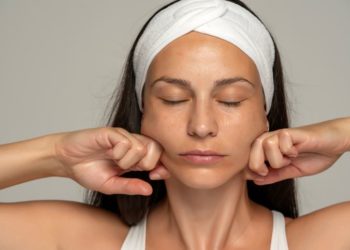 Podmlađujuća masaža lica: Najefikasnije tehnike; žena izvodi masažu lica