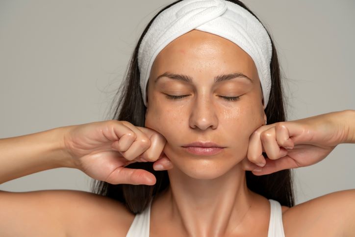 Podmlađujuća masaža lica: Najefikasnije tehnike; žena izvodi masažu lica