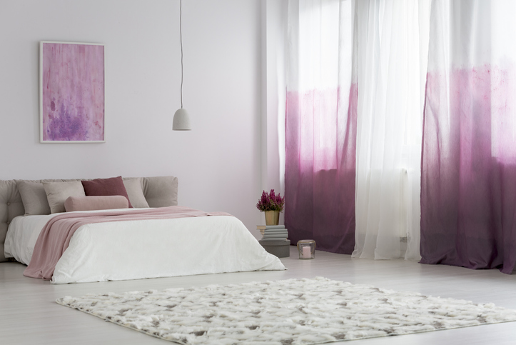 Najbolje zavese za spavaću sobu po Feng šuiju; pink i bele zavese u spavaćoj sobi