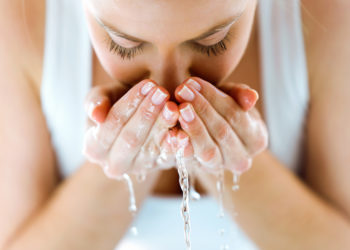 Da li treba čistiti kožu ujutru; žena se umiva