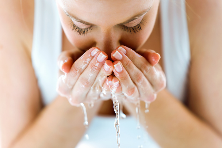 Da li treba čistiti kožu ujutru; žena se umiva