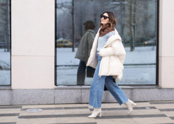 Kako nositi zimske jakne svetlih boja; devojka u beloj zimskoj jakni
