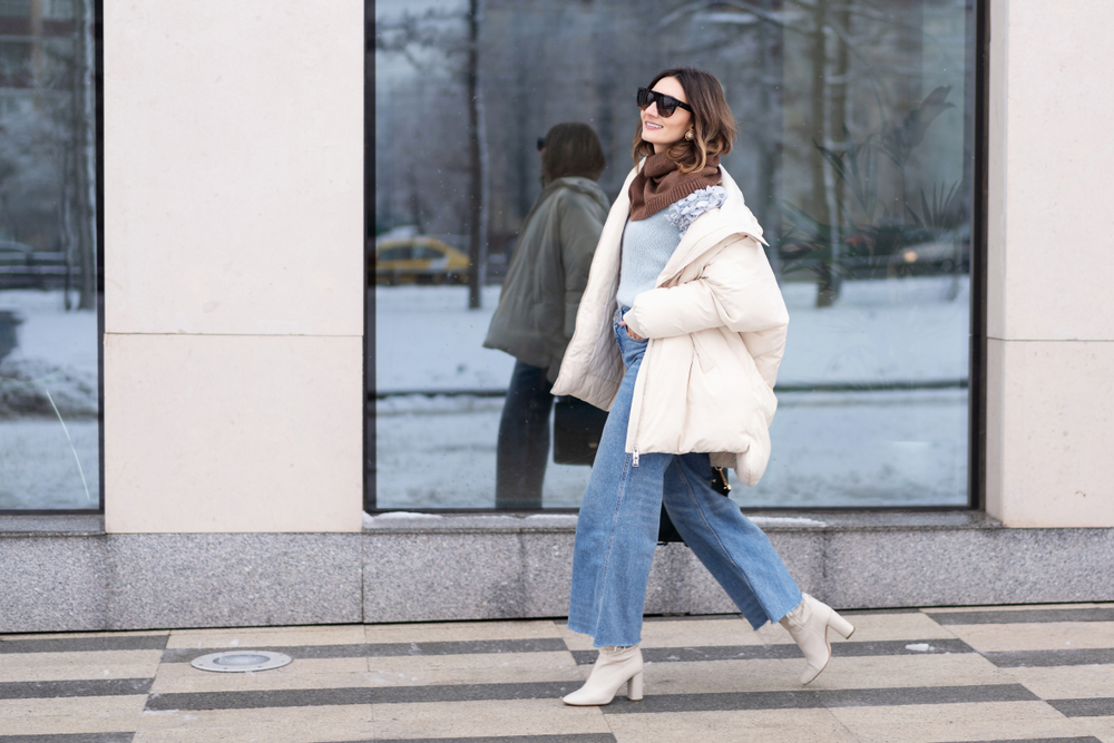 Kako nositi zimske jakne svetlih boja; devojka u beloj zimskoj jakni
