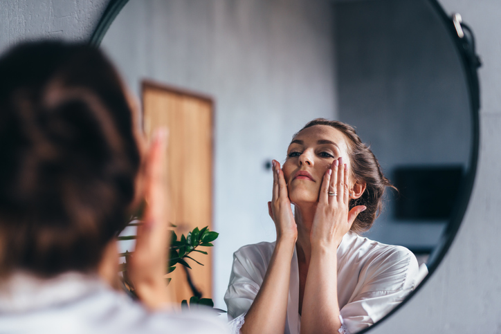 Zdrava koža: Obavezni koraci u nezi kože između 30 i 40 godina; žena u tridesetim nanosi kremu na lice