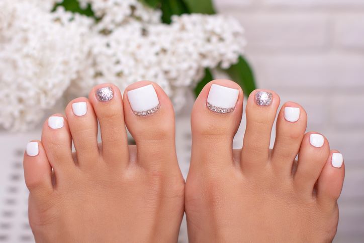 Beli pedikir: Ukrasite i nokte na stopalima u skladu s praznicima