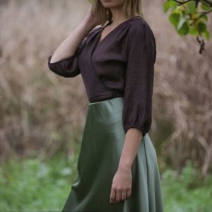 Satenska suknja: Kako nositi satensku suknju zimi; devojka u zelenoj satenskoj suknji