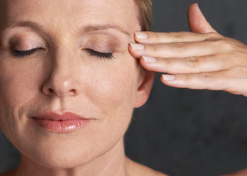 Kako usporiti starenje: Šta savetuju dermatolozi; lepa, negovana žena u pedesetim godinama