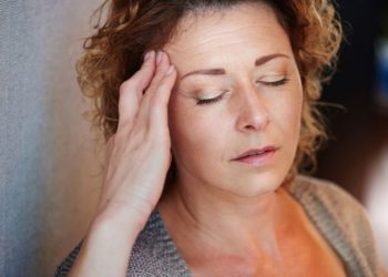 Napad migrene: Namirnice koje provociraju napad migrene; žena koja ima napad migrene
