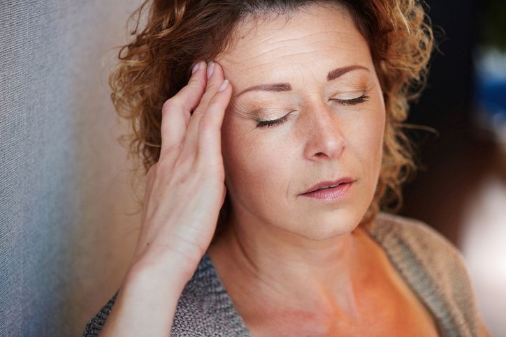 Napad migrene: Namirnice koje provociraju napad migrene; žena koja ima napad migrene