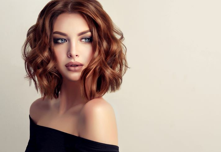 Frizure koje daju volumen: Biće u trendu 2024; žena sa idealnom frizurom za tanku kosu