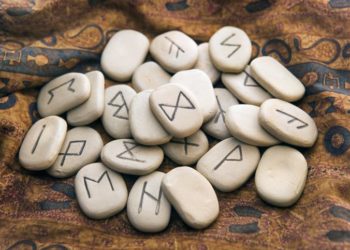 Runski horoskop za 2024: Šta čeka svaki znak zodijaka; rune urezane u kamenčiće