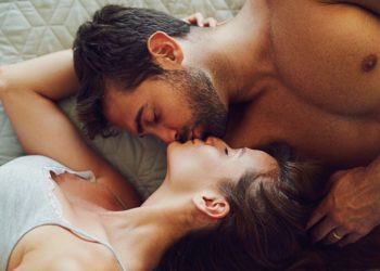 Kako učiniti seks uzbudljivijim: 7 jednostavnih načina; partneri se ljube u krevetu