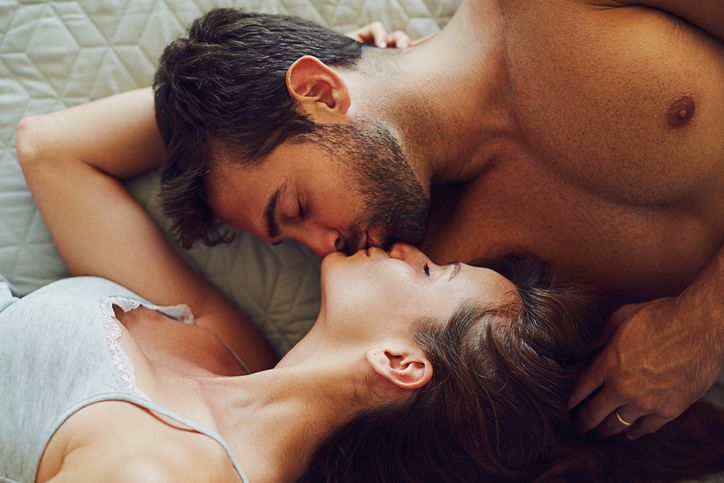 Kako učiniti seks uzbudljivijim: 7 jednostavnih načina; partneri se ljube u krevetu
