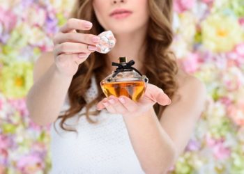 Najzavodljiviji parfemi svih vremena koji će svakog oboriti s nogu; žena drži flašicu omiljenog parfema