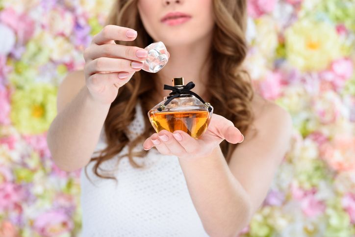 Najzavodljiviji parfemi svih vremena koji će svakog oboriti s nogu; žena drži flašicu omiljenog parfema