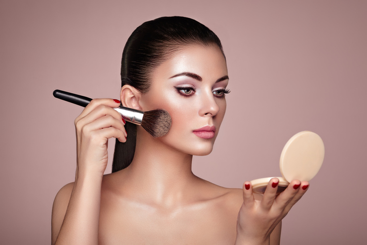 Antitrend novogodišnja šminka: A koja je u trendu; prelepa žena se šminka