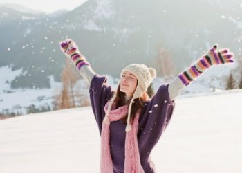 Šta nam donosi Venera u Jarcu: Prognoza za sve horoskopske znake; srećna žena uživa na snegu
