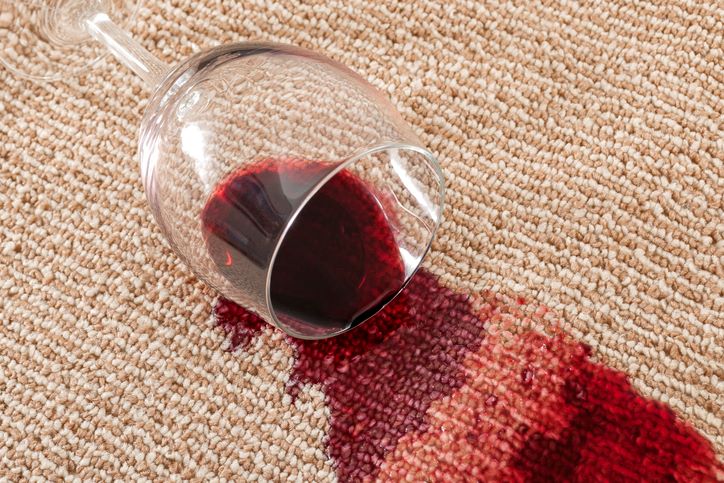Kako ukloniti fleke od crvenog vina; Crveno vino proliveno po tepihu