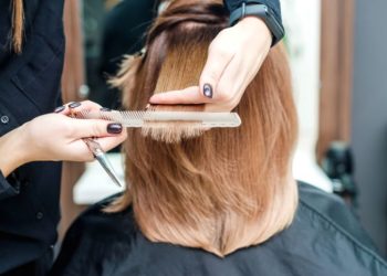 Da li šišanje ubrzava rast kose; frizerka šiša ženi kosu u frizerskom salonu