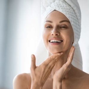Zlatno pravilo za čišćenje lica: Tajno oružje kozmetičarki; negovana žena koja je zadovoljna svojom kožom
