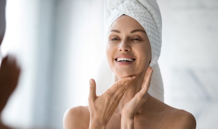 Zlatno pravilo za čišćenje lica: Tajno oružje kozmetičarki; negovana žena koja je zadovoljna svojom kožom