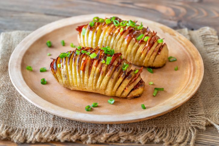 Harmonika krompir sa sirom i slaninom: Ne može ukusnije…