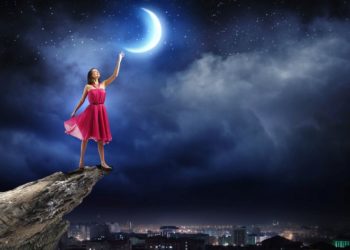 Mesec u ženskom horoskopu otkriva karakter; žena u crvenoj haljini dodiruje Mesec rukom