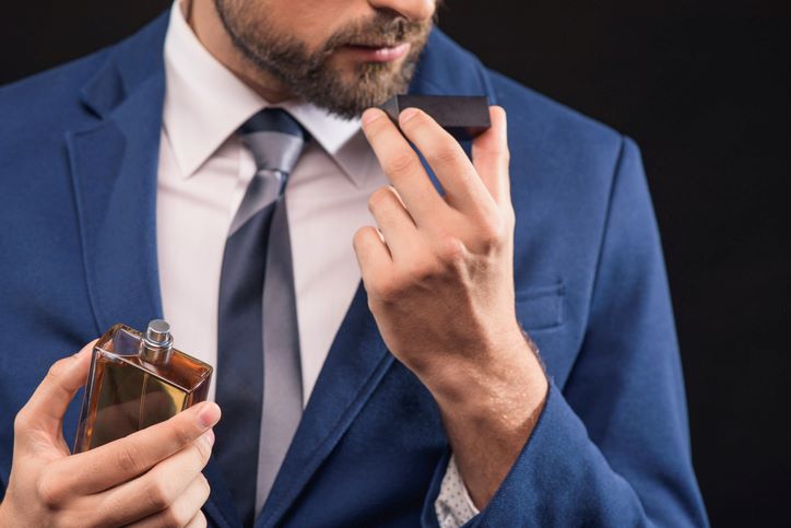 Izbor parfema otkriva karakter muškarca; muškarac u odelu miriše parfem