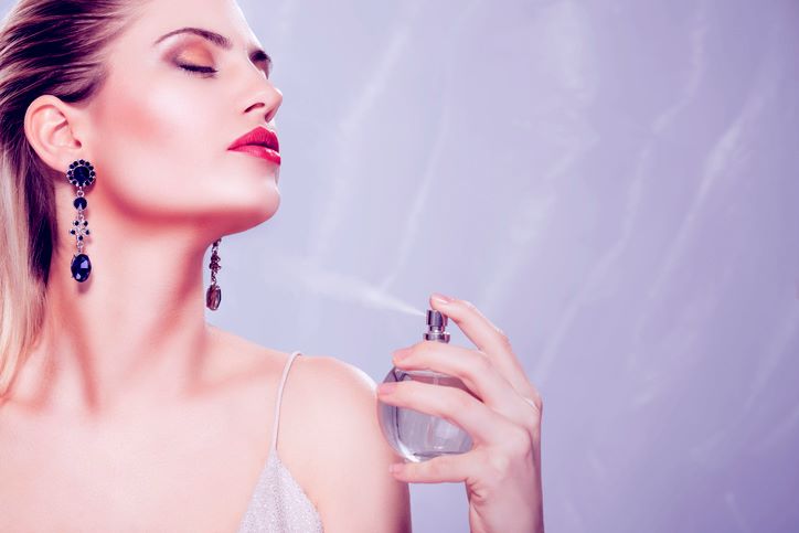 Najelegantniji parfemi svih vremena; žena uživa u mirisu elegantnog parfema