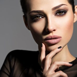 Najbolja šminka za vaš oblik očiju: Saveti eksperta; perfektno našminkana žena