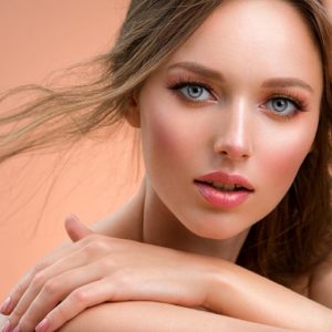 Rosy glow: Kako postići najromantičniju šminku godine; prelepo našminkana, romantična devojka