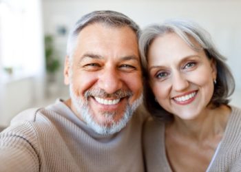 Seks u menopauzi: Sve što treba da znate; nasmejani par, srednih godina, pravi selfi