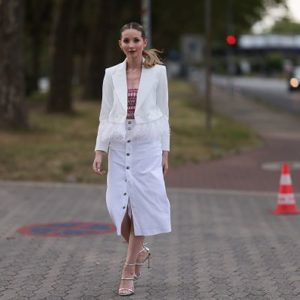Kako nositi teksas suknju u pedesetim: Mladalački i elegantni autfiti; elegantna žena u belom blejzeru i beloj teksas suknji