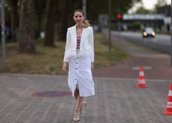 Kako nositi teksas suknju u pedesetim: Mladalački i elegantni autfiti; elegantna žena u belom blejzeru i beloj teksas suknji
