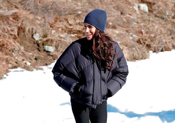 Najpopularnije čizme na planeti: Nosi ih i Megan Markl; Megan Markl na snegu u zimskoj jakni, crnim pantalonama i zimskom kapom na glavi