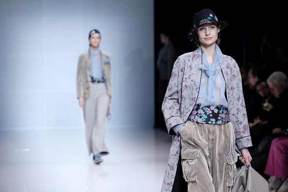 Modni trendovi za jesen i zimu 2024/25 sa Milanske nedelje mode; manekenke u trendi autfitima na modnoj pisti u Milanu