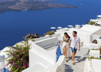 Top destinacije u Grčkoj za letovanje 2024; zaljubljeni par na grčkom ostrvu