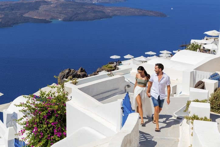 Top destinacije u Grčkoj za letovanje 2024; zaljubljeni par na grčkom ostrvu