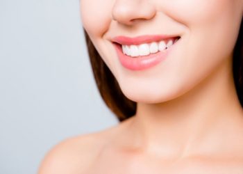 Kako da izbelite zube prirodnim putem; devojka sa prelepim, belim zubima