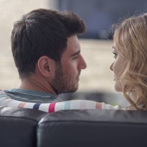 Kako pornografija utiče na partnerski odnos: Odgovor vas može iznenaditi; partneri sede ispred televizora i gledaju jedno u drugo