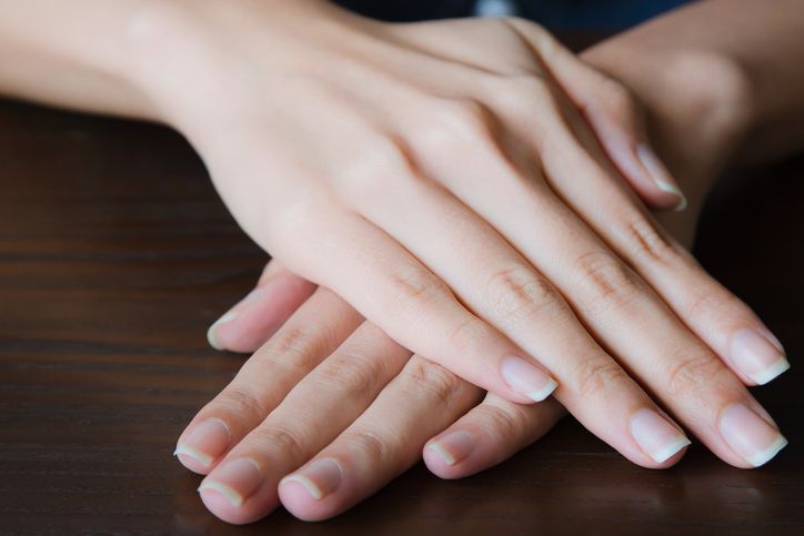 Kako da vam nokti brže rastu; ženske šake u krupnom planu s lepim, negovanim noktima