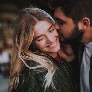 Ko će upoznati ljubav svog života do kraja marta: Horoskop najavljuje sudbinskog partnera; zaljubljeni par se grli na ulici